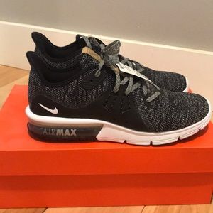 Women’s Nike tennis shoes